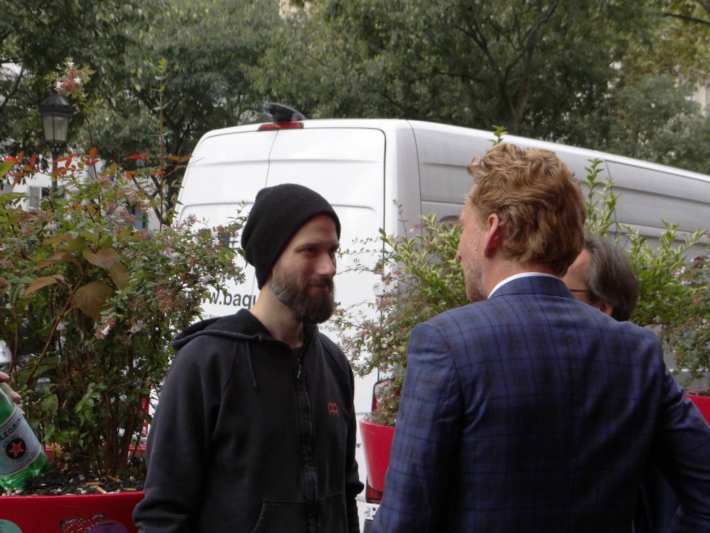 Benny Greb prends l'air avec Laurent Bataille notre Maitre de cérémonie. Cela a mis un peu d'animation pour le public